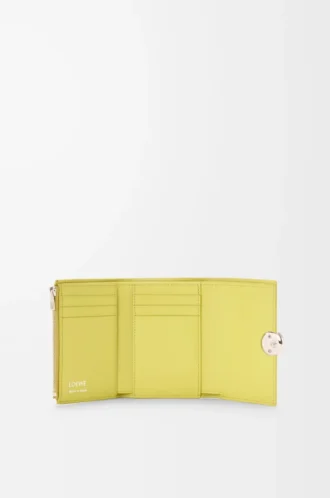 Cartera vertical pequeña Pebble en piel de becerro napa brillante Light Citrine