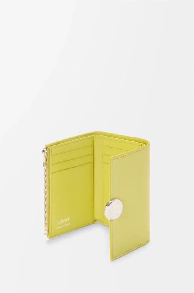 Cartera vertical pequeña Pebble en piel de becerro napa brillante Light Citrine Cartera vertical pequeña Pebble en piel de becerro napa brillante Light Citrine