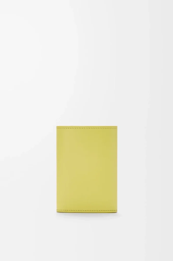 Cartera vertical pequeña Pebble en piel de becerro napa brillante Light Citrine Cartera vertical pequeña Pebble en piel de becerro napa brillante Light Citrine