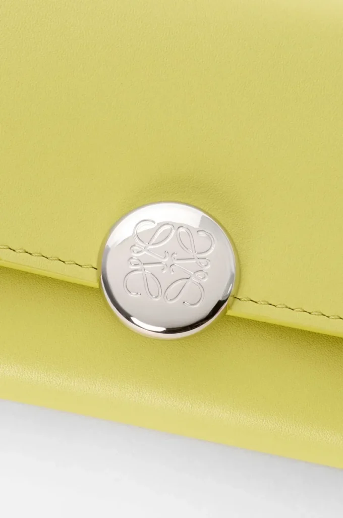 Cartera vertical pequeña Pebble en piel de becerro napa brillante Light Citrine Cartera vertical pequeña Pebble en piel de becerro napa brillante Light Citrine