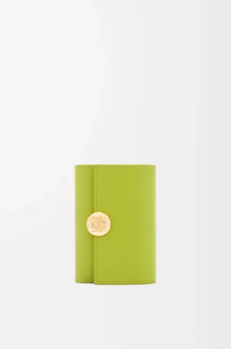 Cartera vertical pequeña Pebble en piel de becerro napa brillante Meadow Green