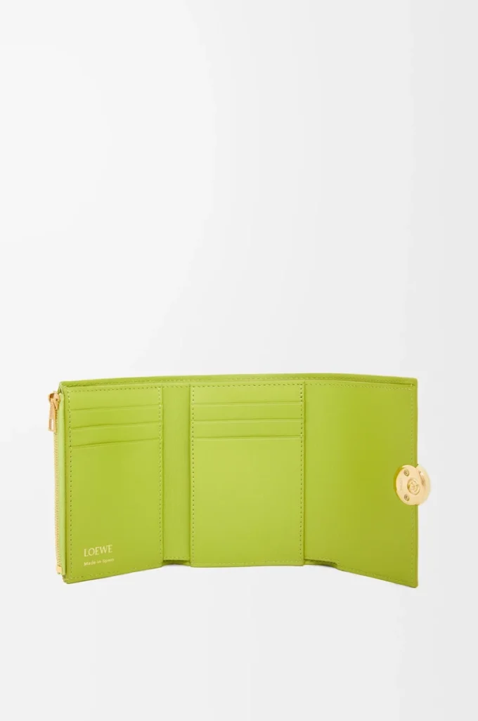 Cartera vertical pequeña Pebble en piel de becerro napa brillante Meadow Green Cartera vertical pequeña Pebble en piel de becerro napa brillante Meadow Green