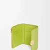 Cartera vertical pequeña Pebble en piel de becerro napa brillante Meadow Green Cartera vertical pequeña Pebble en piel de becerro napa brillante Meadow Green