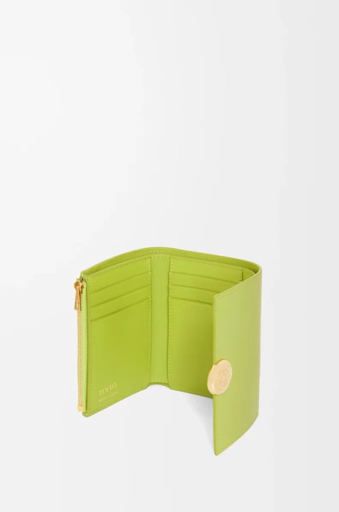 Cartera vertical pequeña Pebble en piel de becerro napa brillante Meadow Green Cartera vertical pequeña Pebble en piel de becerro napa brillante Meadow Green
