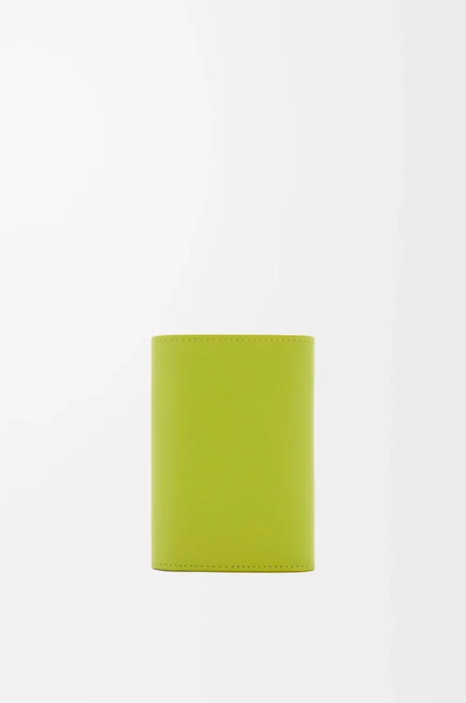 Cartera vertical pequeña Pebble en piel de becerro napa brillante Meadow Green Cartera vertical pequeña Pebble en piel de becerro napa brillante Meadow Green