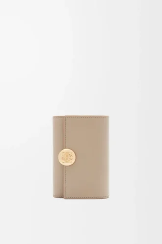 Cartera vertical pequeña Pebble en piel de becerro napa brillante Sand