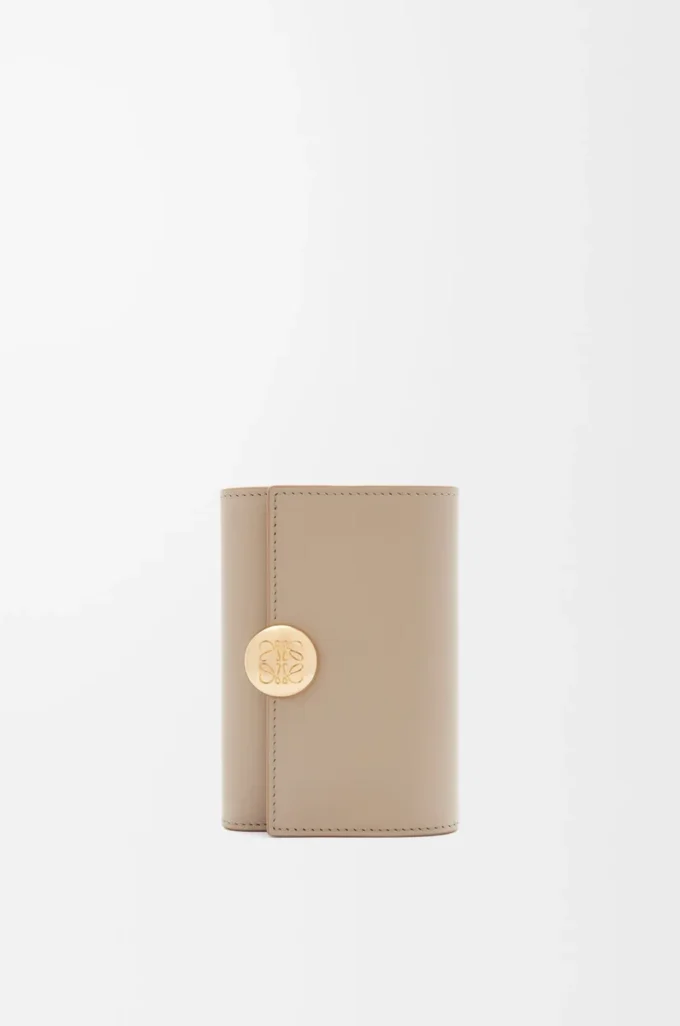 Cartera vertical pequeña Pebble en piel de becerro napa brillante Sand