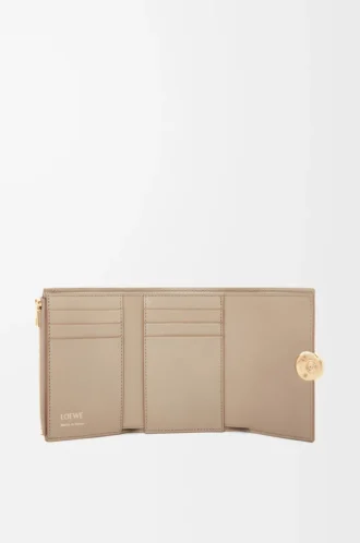 Cartera vertical pequeña Pebble en piel de becerro napa brillante Sand