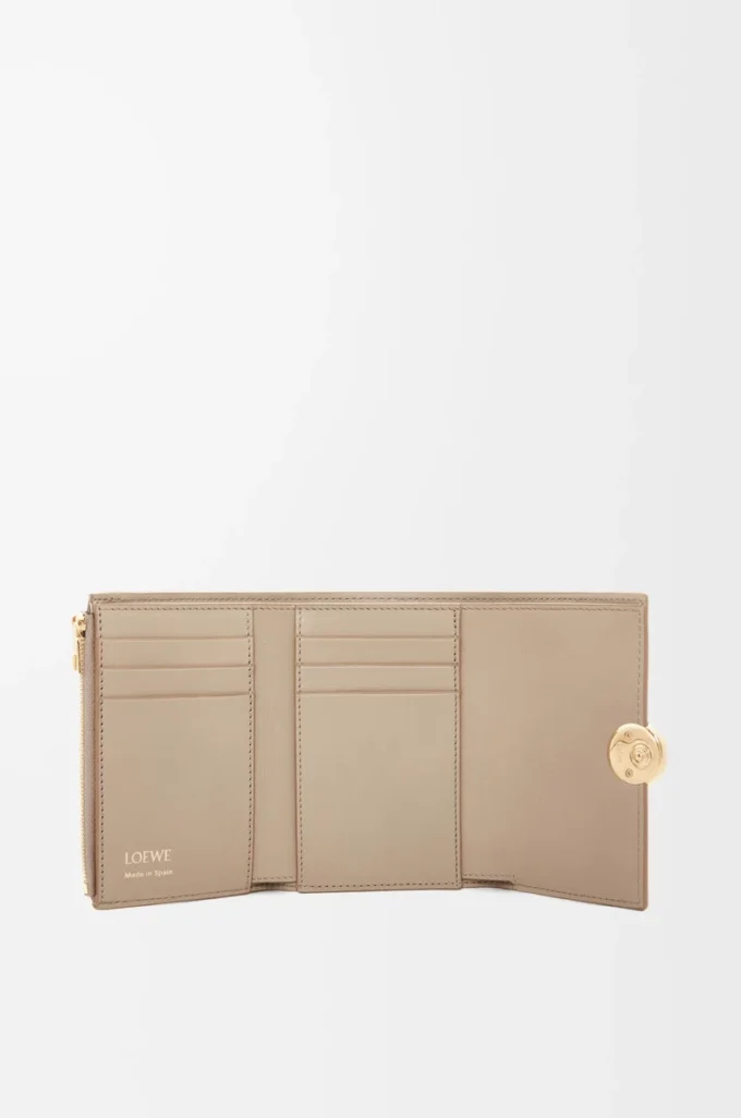 Cartera vertical pequeña Pebble en piel de becerro napa brillante Sand