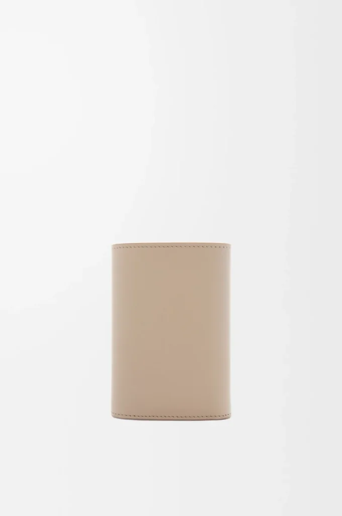 Cartera vertical pequeña Pebble en piel de becerro napa brillante Sand
