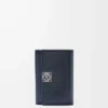 Cartera vertical pequeña Puffer Anagram en piel de becerro napa brillante azul marino oscuro Cartera vertical pequeña Puffer Anagram en piel de becerro napa brillante azul marino oscuro