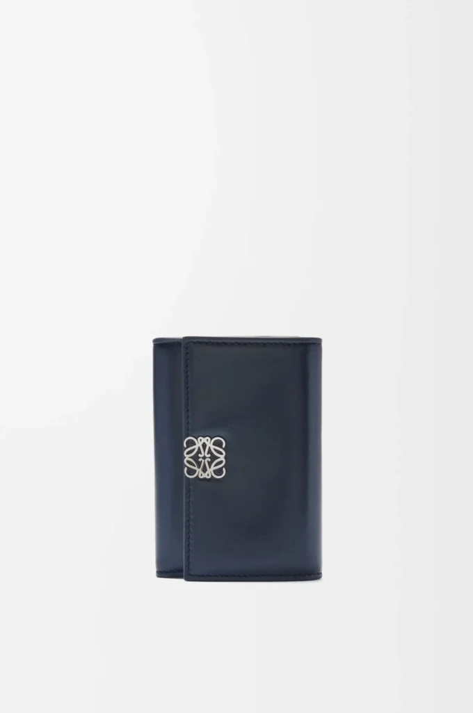 Cartera vertical pequeña Puffer Anagram en piel de becerro napa brillante azul marino oscuro Cartera vertical pequeña Puffer Anagram en piel de becerro napa brillante azul marino oscuro