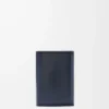 Cartera vertical pequeña Puffer Anagram en piel de becerro napa brillante azul marino oscuro Cartera vertical pequeña Puffer Anagram en piel de becerro napa brillante azul marino oscuro