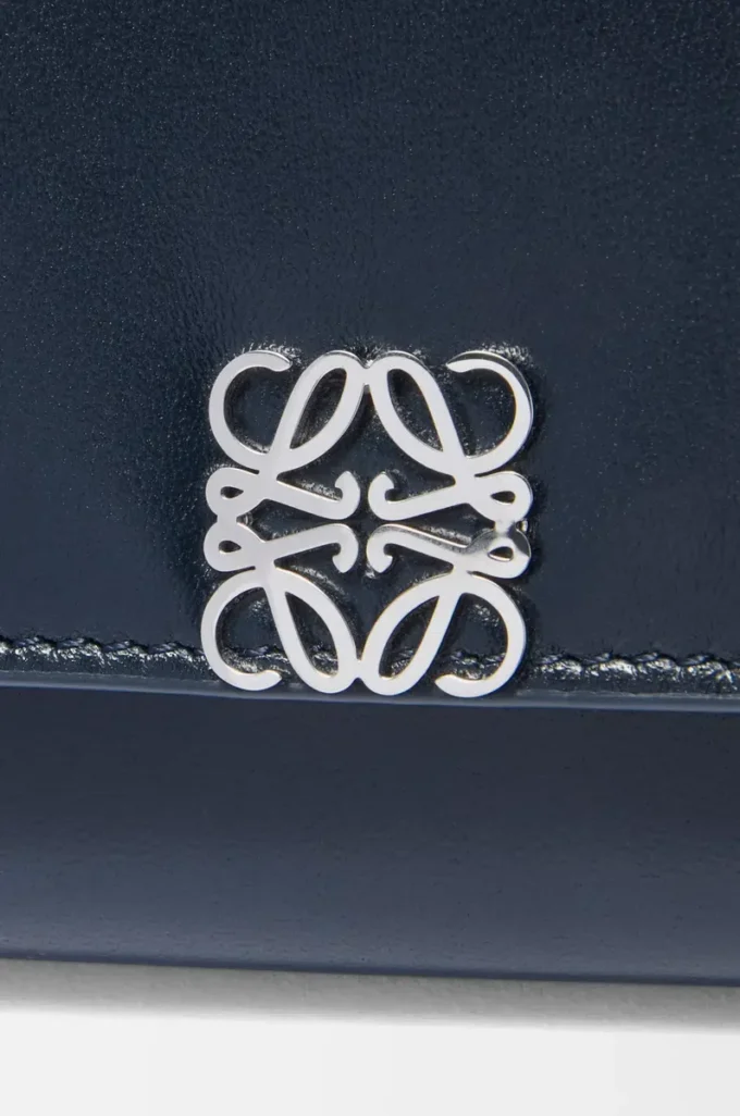 Cartera vertical pequeña Puffer Anagram en piel de becerro napa brillante azul marino oscuro Cartera vertical pequeña Puffer Anagram en piel de becerro napa brillante azul marino oscuro