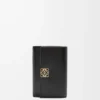 Cartera vertical pequeña Puffer Anagram en piel de becerro napa brillante, color negro Cartera vertical pequeña Puffer Anagram en piel de becerro napa brillante, color negro