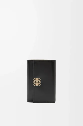 Cartera vertical pequeña Puffer Anagram en piel de becerro napa brillante, color negro
