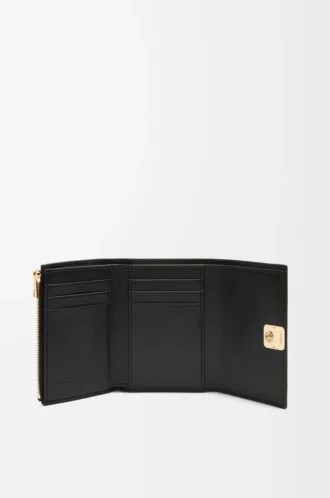 Cartera vertical pequeña Puffer Anagram en piel de becerro napa brillante, color negro