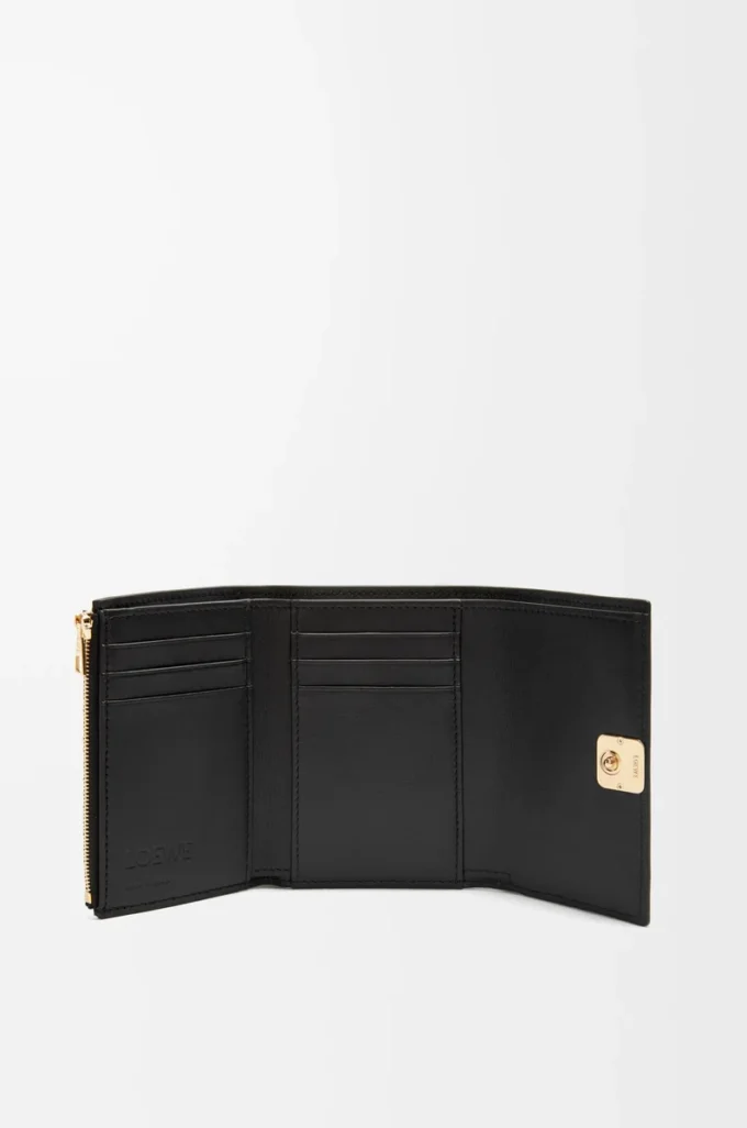 Cartera vertical pequeña Puffer Anagram en piel de becerro napa brillante, color negro Cartera vertical pequeña Puffer Anagram en piel de becerro napa brillante, color negro