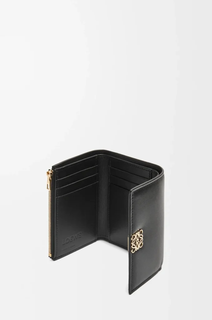 Cartera vertical pequeña Puffer Anagram en piel de becerro napa brillante, color negro Cartera vertical pequeña Puffer Anagram en piel de becerro napa brillante, color negro