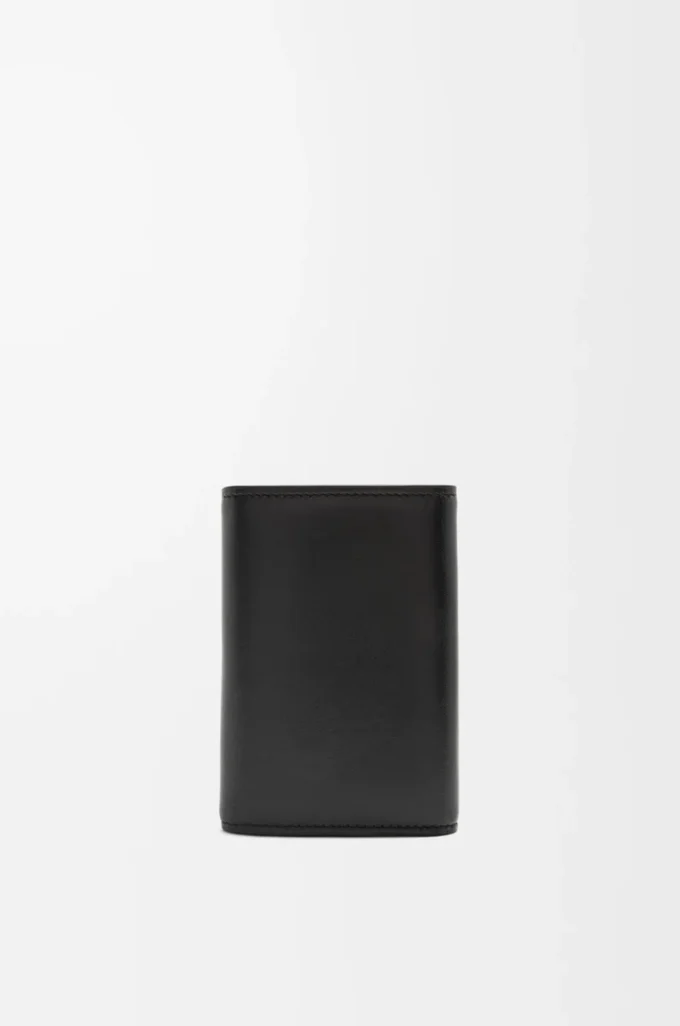 Cartera vertical pequeña Puffer Anagram en piel de becerro napa brillante, color negro Cartera vertical pequeña Puffer Anagram en piel de becerro napa brillante, color negro