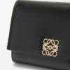 Cartera vertical pequeña Puffer Anagram en piel de becerro napa brillante, color negro Cartera vertical pequeña Puffer Anagram en piel de becerro napa brillante, color negro