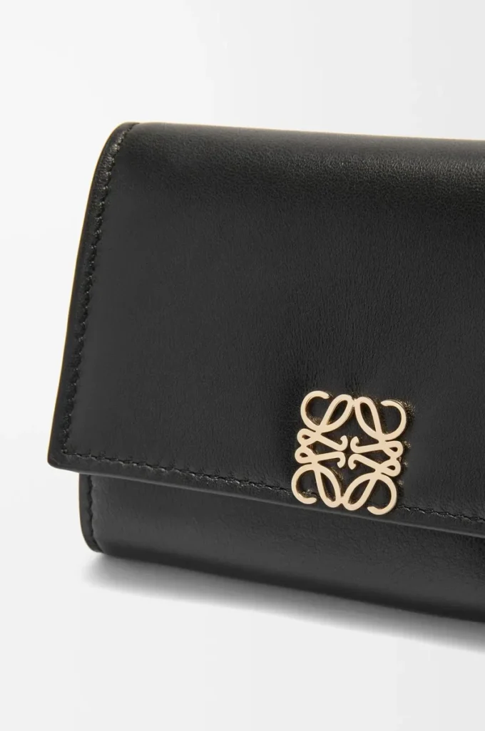 Cartera vertical pequeña Puffer Anagram en piel de becerro napa brillante, color negro Cartera vertical pequeña Puffer Anagram en piel de becerro napa brillante, color negro