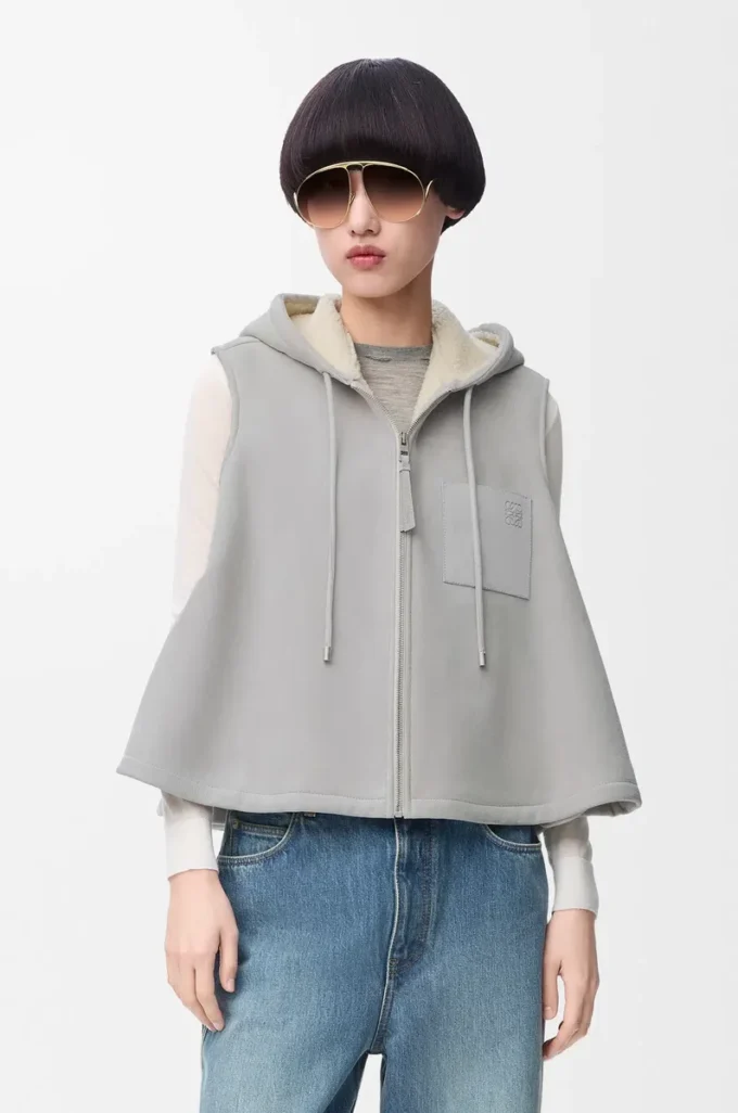 Chaleco con capucha en piel de oveja gris claro jaspeado Chaleco con capucha en piel de oveja gris claro jaspeado