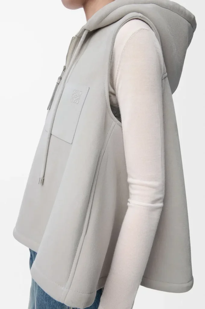 Chaleco con capucha en piel de oveja gris claro jaspeado Chaleco con capucha en piel de oveja gris claro jaspeado