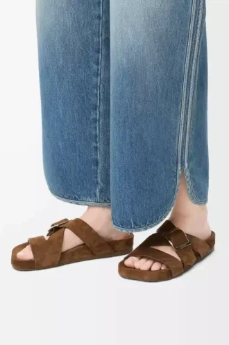 Chanclas con hebilla en ante marrón