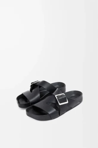 Chanclas Ease Buckle de piel de becerro curtida vegetalmente, color negro