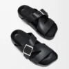 Chanclas Ease Buckle de piel de becerro curtida vegetalmente, color negro