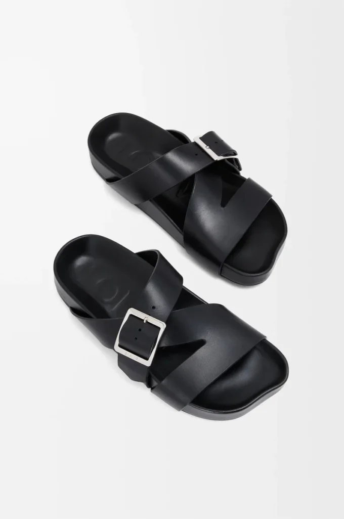 Chanclas Ease Buckle de piel de becerro curtida vegetalmente, color negro