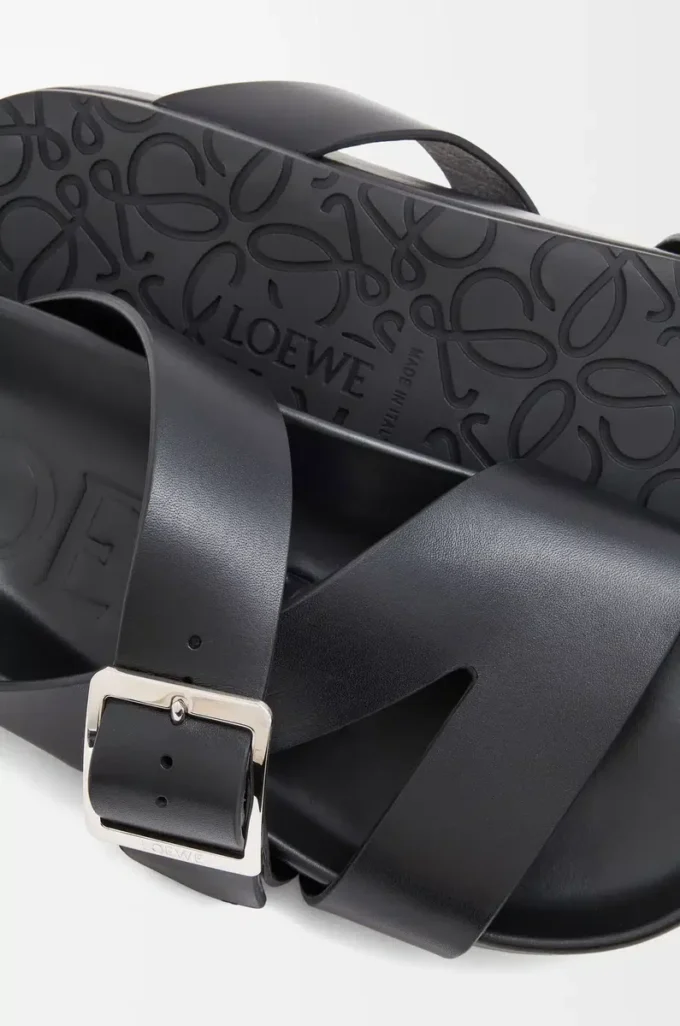 Chanclas Ease Buckle de piel de becerro curtida vegetalmente, color negro