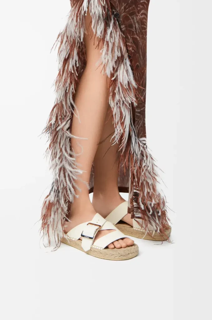 Chanclas espadrilles con forma de pétalo en suave piel de becerro. Blanco Chanclas espadrilles con forma de pétalo en suave piel de becerro. Blanco