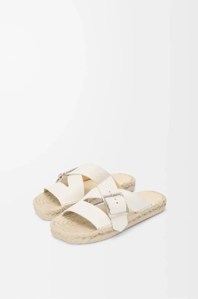Chanclas espadrilles con forma de pétalo en suave piel de becerro. Blanco Chanclas espadrilles con forma de pétalo en suave piel de becerro. Blanco