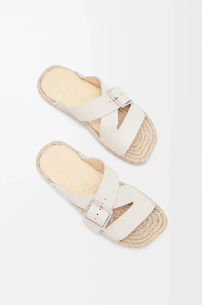 Chanclas espadrilles con forma de pétalo en suave piel de becerro. Blanco Chanclas espadrilles con forma de pétalo en suave piel de becerro. Blanco