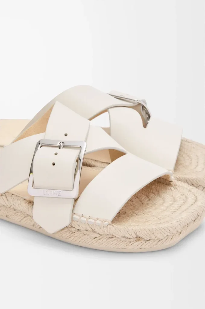 Chanclas espadrilles con forma de pétalo en suave piel de becerro. Blanco Chanclas espadrilles con forma de pétalo en suave piel de becerro. Blanco