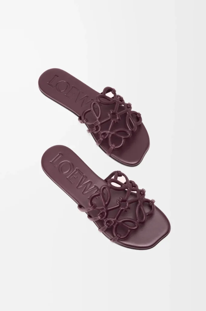 Chanclas Petal Anagram de piel de becerro suave Burdeos oscuro Chanclas Petal Anagram de piel de becerro suave Burdeos oscuro