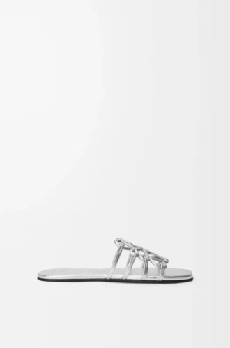 Chanclas Petal Anagram de piel de cordero laminada. Color plata.