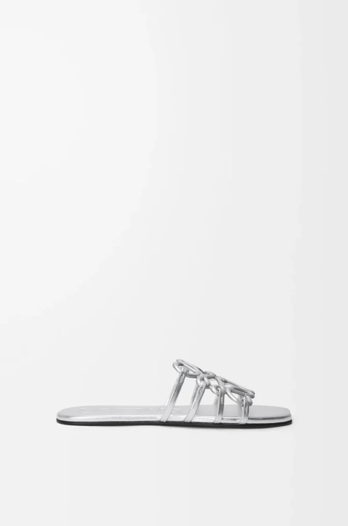 Chanclas Petal Anagram de piel de cordero laminada. Color plata. Chanclas Petal Anagram de piel de cordero laminada. Color plata.