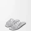 Chanclas Petal Anagram de piel de cordero laminada. Color plata. Chanclas Petal Anagram de piel de cordero laminada. Color plata.