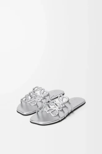 Chanclas Petal Anagram de piel de cordero laminada. Color plata.