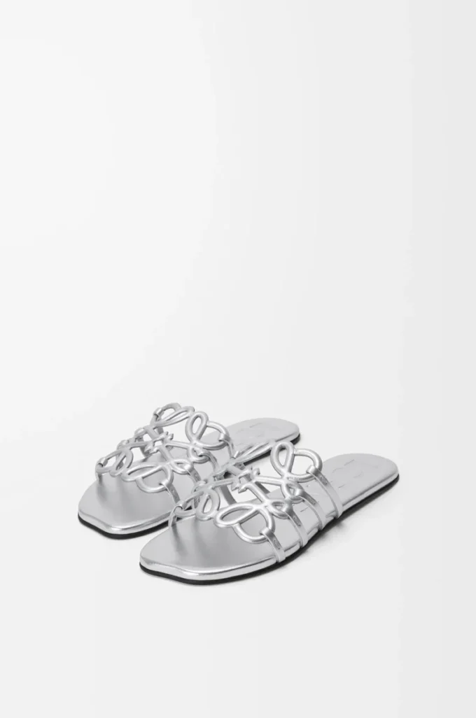 Chanclas Petal Anagram de piel de cordero laminada. Color plata. Chanclas Petal Anagram de piel de cordero laminada. Color plata.