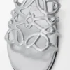 Chanclas Petal Anagram de piel de cordero laminada. Color plata. Chanclas Petal Anagram de piel de cordero laminada. Color plata.