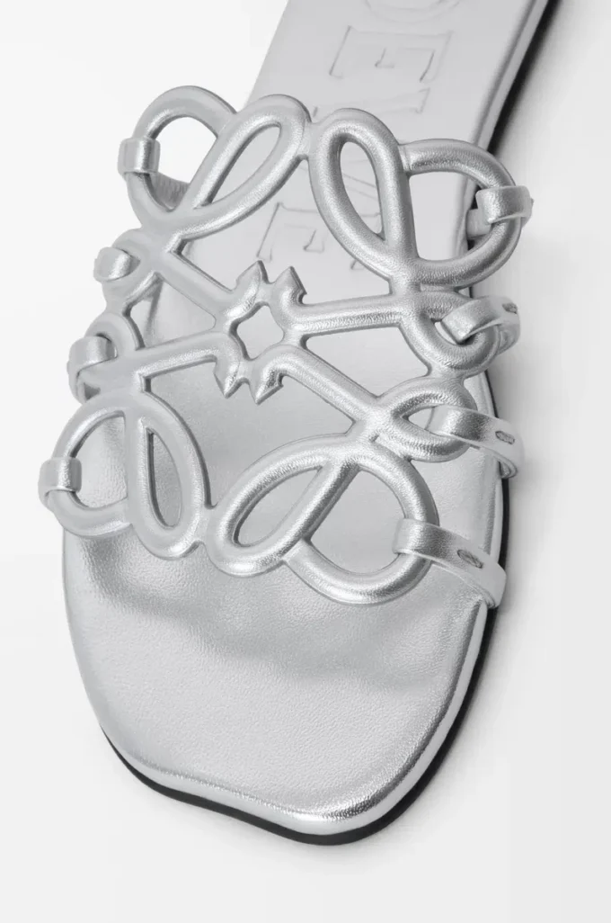 Chanclas Petal Anagram de piel de cordero laminada. Color plata. Chanclas Petal Anagram de piel de cordero laminada. Color plata.