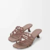 Chanclas Petal Anagram en ante adornadas con pedrería, color marrón claro