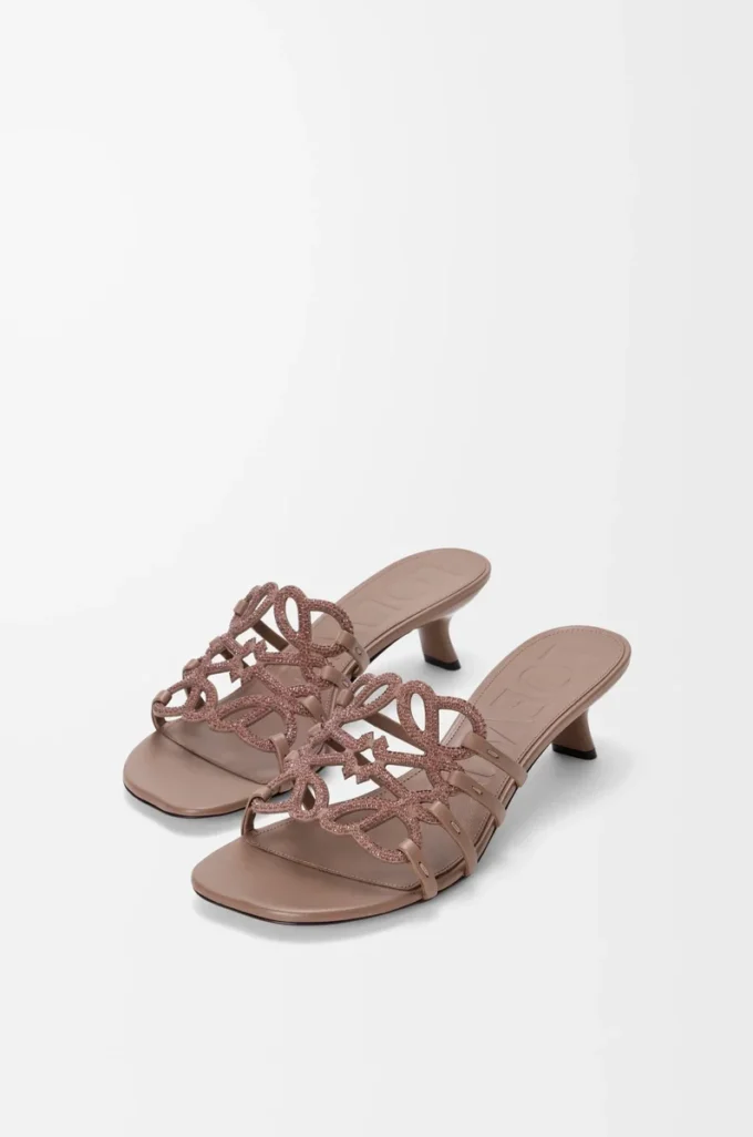 Chanclas Petal Anagram en ante adornadas con pedrería, color marrón claro