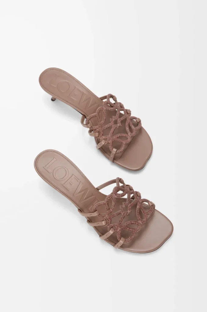 Chanclas Petal Anagram en ante adornadas con pedrería, color marrón claro