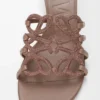 Chanclas Petal Anagram en ante adornadas con pedrería, color marrón claro
