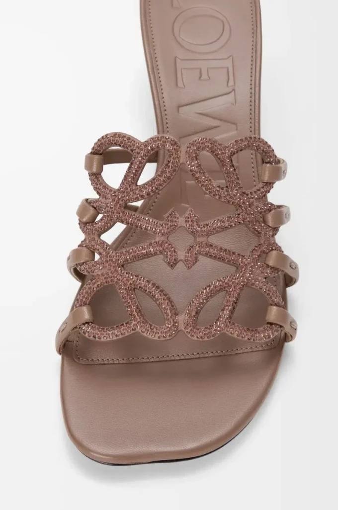 Chanclas Petal Anagram en ante adornadas con pedrería, color marrón claro